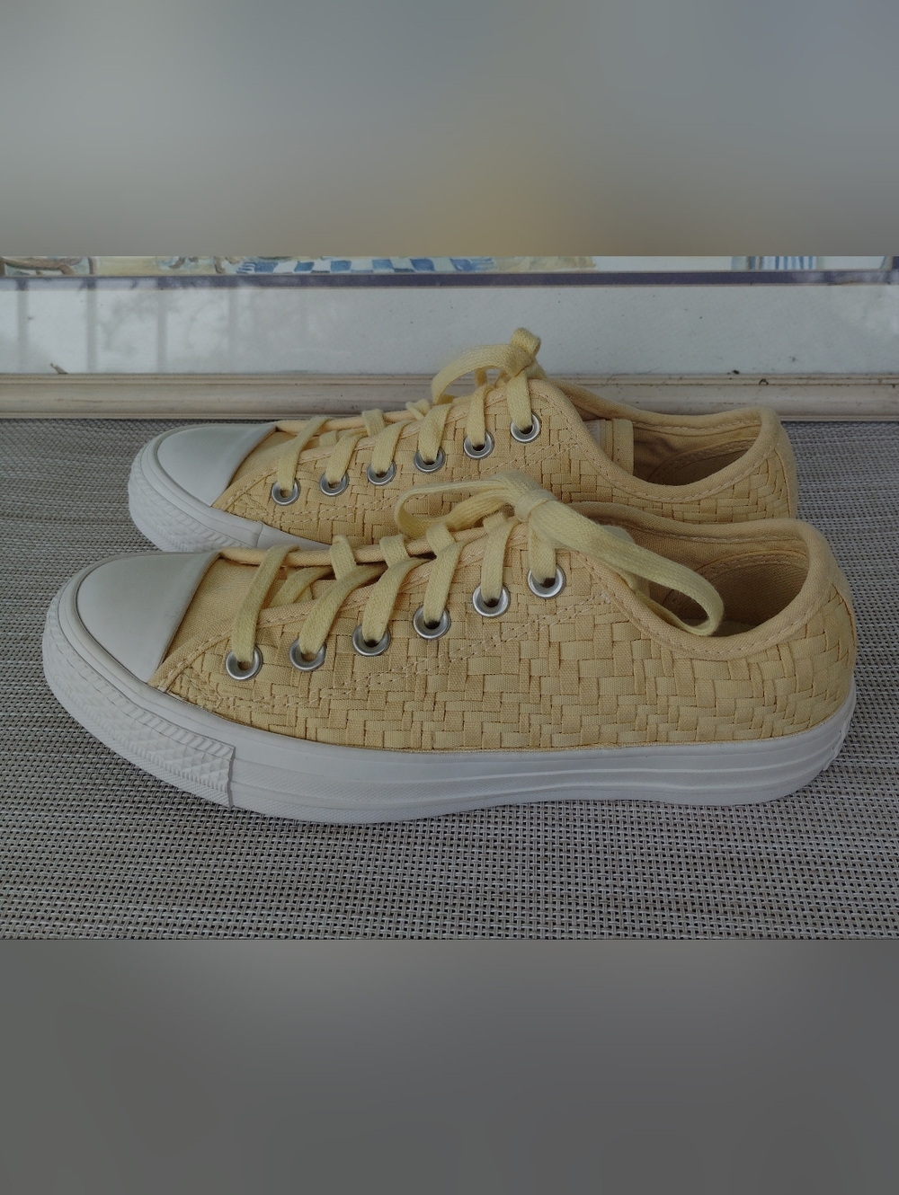 Women's "Chuck Taylor" All-Star Low Dream Weave Pale Vanilla. Size 7. Beautiful.